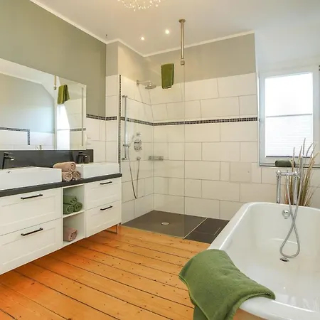 Claudia בורקום